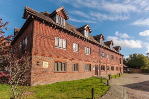 First Floor Apartment in Hurst Green - EAID:ef57f983cf4b2a5bbece8a930a878071, BID:1